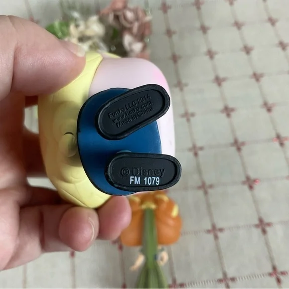 Funko Pop Disney Frozen #119 Coronation Anna, #116 Young Elsa & #81 Anna Bundle - Picture 9 of 10